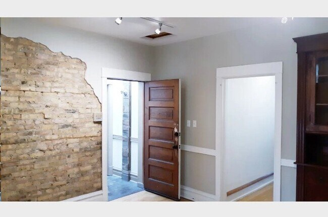 Photo - 2857 N Damen Ave (Chicago, IL) Apartment