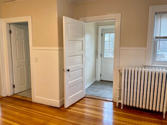 Building Photo - 194 Towne St