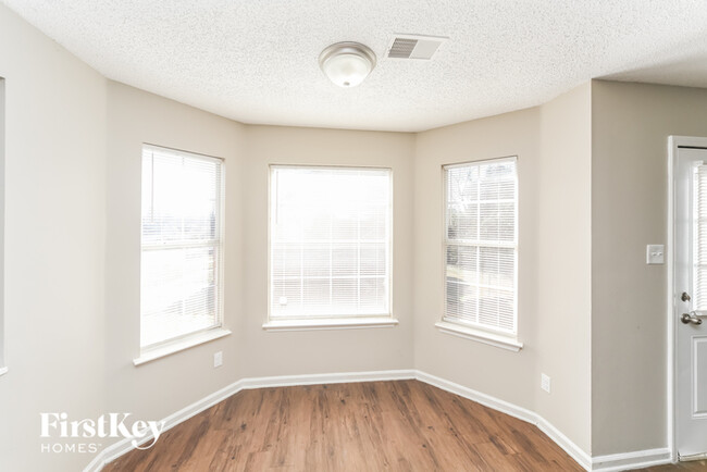 Foto del edificio - 4657 Lindawood Ln