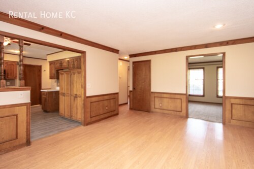 Foto del edificio - Traditional Overland Park 4-bedroom 2-stor...
