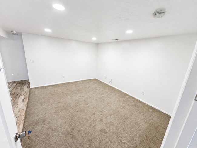 Building Photo - 568-574 E 200 S