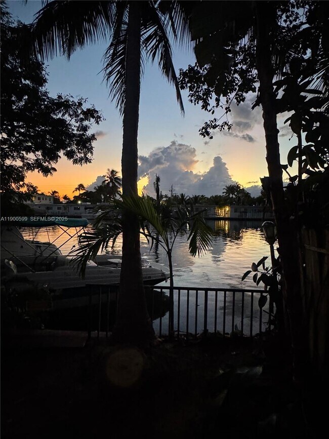 Foto del edificio - 8300 Byron Ave