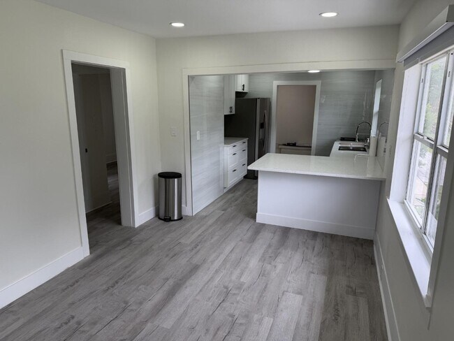 Building Photo - 537 Sunset Blvd