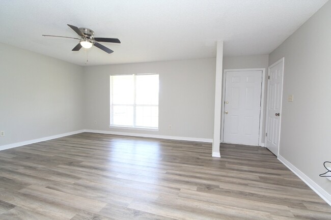 Building Photo - 3/2 Northwest Pensacola brick home with ga...