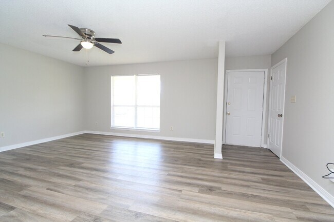 Foto del edificio - 3/2 Northwest Pensacola brick home with ga...