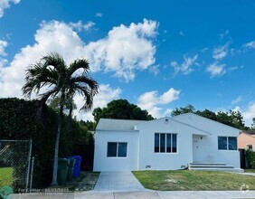 Building Photo - 2733 SW 15th St