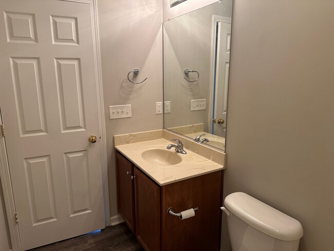 Building Photo - 1525 Hamilton Hills Dr
