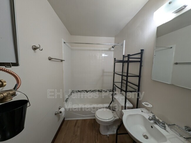 Foto del edificio - 1668 E 72nd St N