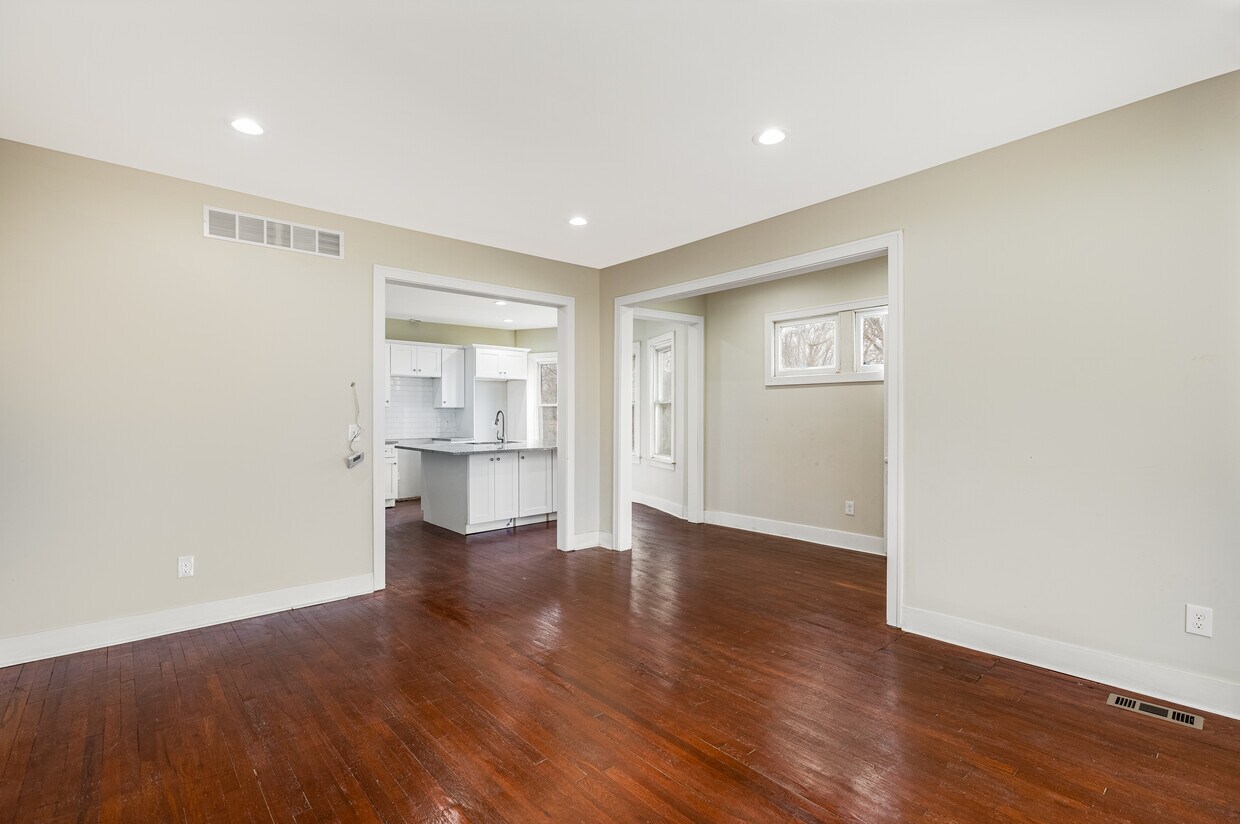 Living Overlooking Kitchenom - 1436 Baldwin St