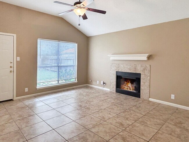 Foto del edificio - Charming 3-Bedroom Home in Great Northwest with Fireplace & Shaded Backyard