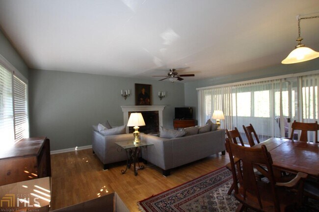 Building Photo - 438 Carriage Dr NE