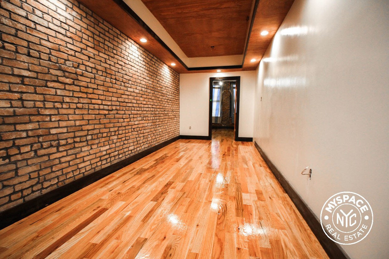 Primary Photo - 464 Pulaski St