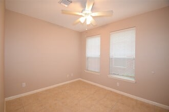 Building Photo - 722 Memorial Heights Dr