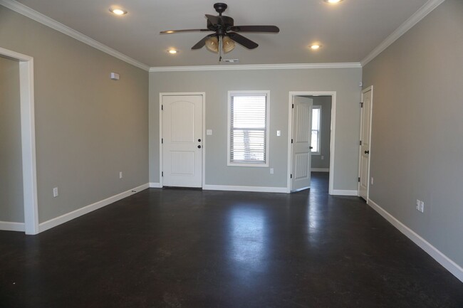 Building Photo - 4 Bed 2 Bath
