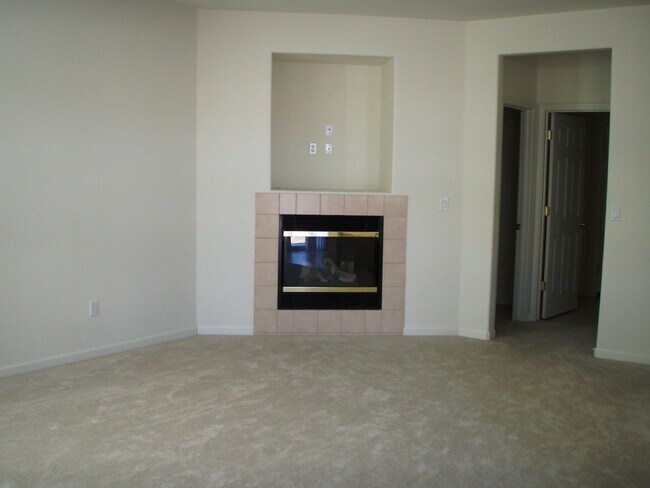 Foto del edificio - 4 BR | 2.5 Bath | 2090 SF | Tenants Pay $1...