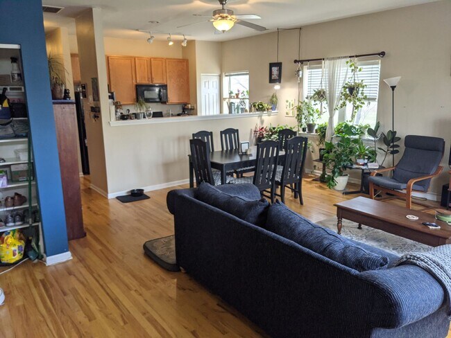 Building Photo - Gorgeous 3 Bed, 2.5 Bath Spacious Duplex Up