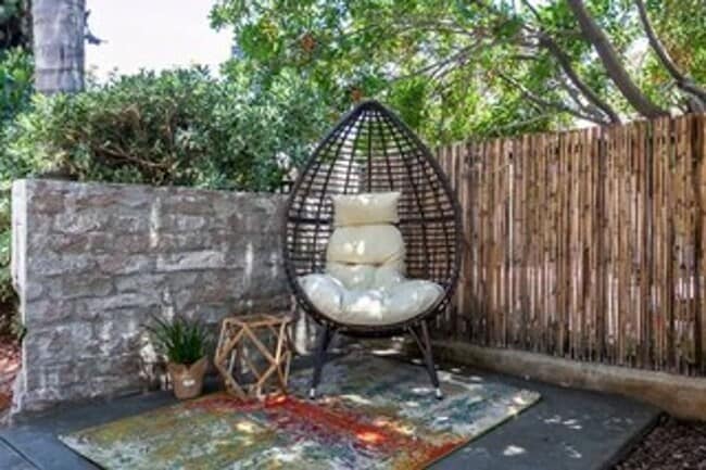 Building Photo - Gorgeous Upstairs unit with downtown view ...