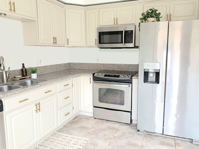 Building Photo - Beautiful and spacious 4 bed/ 2.5 bath home in Tierrasanta!  2 car garage, back yard, and communi...