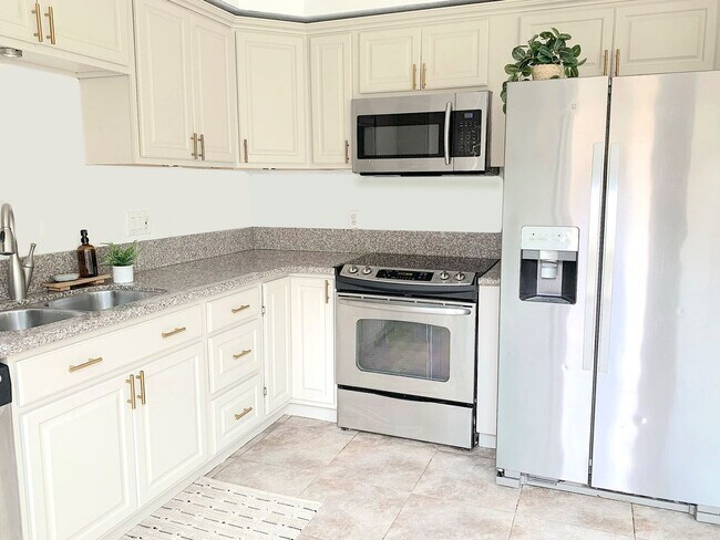 Foto del edificio - Beautiful and spacious 4 bed/ 2.5 bath home in Tierrasanta!  2 car garage, back yard, and communi...