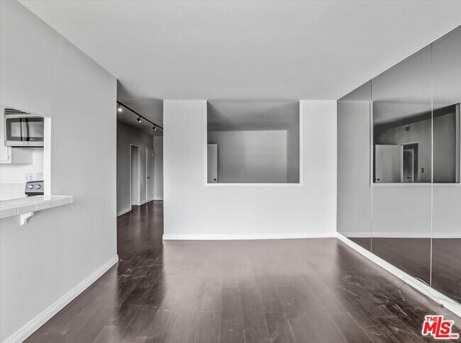 Building Photo - 999 N Doheny Dr