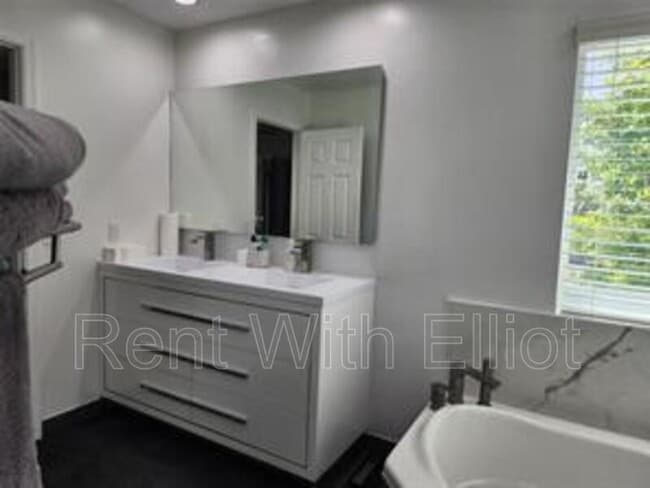 Foto del edificio - 9700 SW 16th Ct