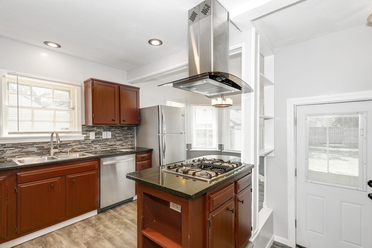 Foto principal - Gorgeous Crown Heights Home with Basement!