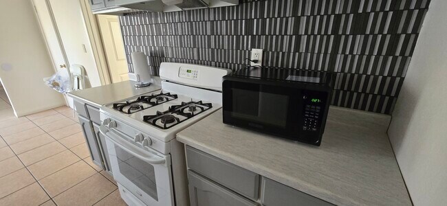 Foto del edificio - 44034 Carolside Ave