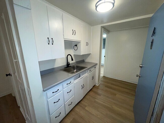 Foto del edificio - LOWER SOUTH HILL ONE BED NEAR HUCKLEBERRY'...