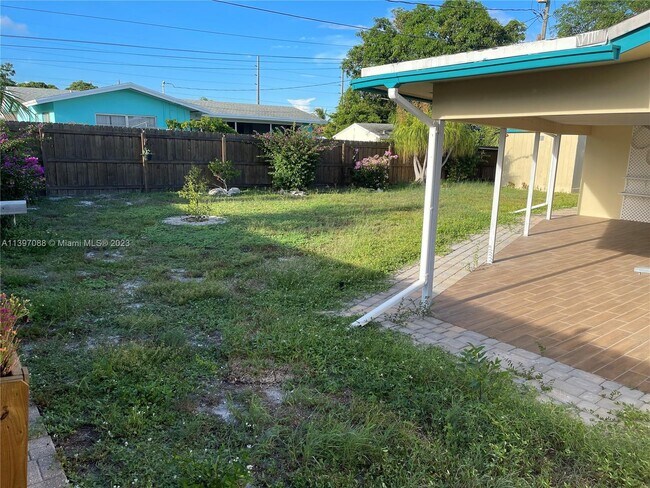 Building Photo - 2020 7th Ct S