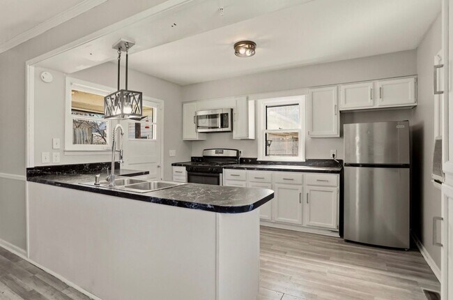 Foto del edificio - Updated 3BR Home with New Kitchen & 2-Car Garage