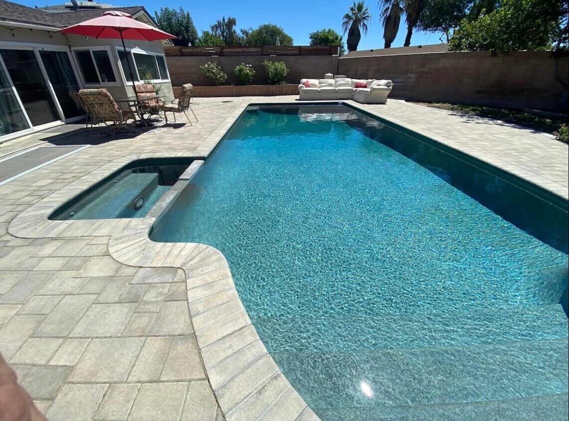 Pool and jacuzzi - 2330 Collier Ct