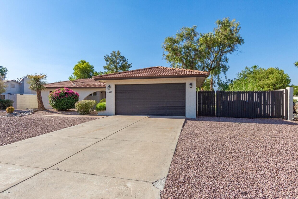 Foto principal - 4840 E Hearn Rd