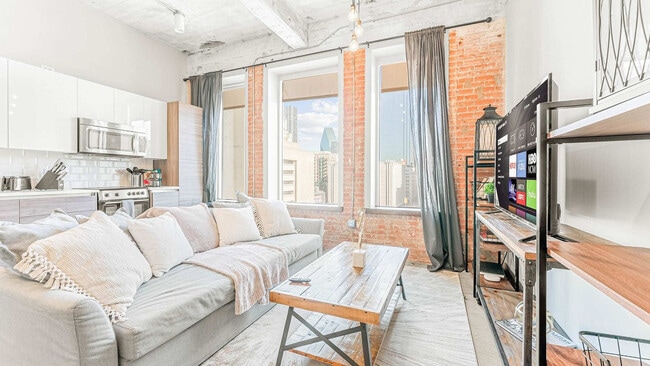 Building Photo - 555 Evergreen St