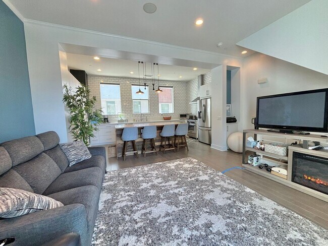 Building Photo - Stunning Silver Lake Townhouse (2-BR/2.5-B...