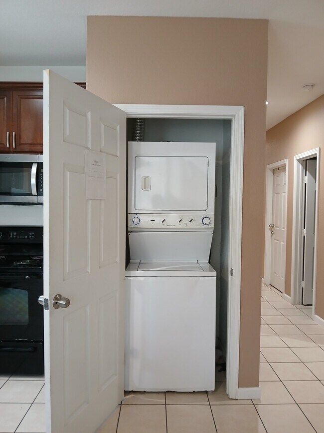 Foto del edificio - 16685 Meadowcroft St