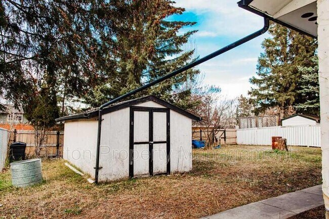 Photo du bâtiment - 9836-9881 81 Ave