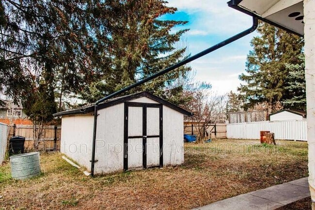 Building Photo - 9836-9881 AvenueKey 32