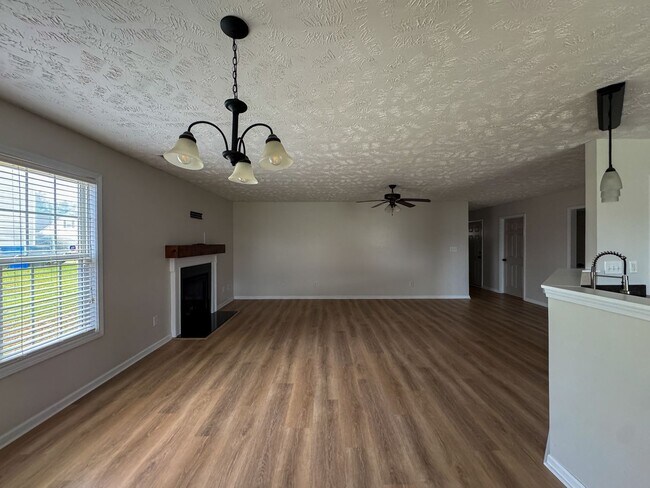 Foto del edificio - Lovely 3 Bed 2 Bath Fayetteville Home with Fenced Yard