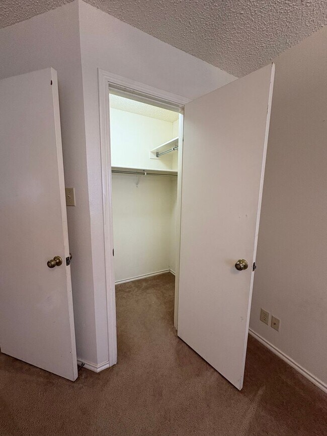 Building Photo - Beautiful home on corner lot.