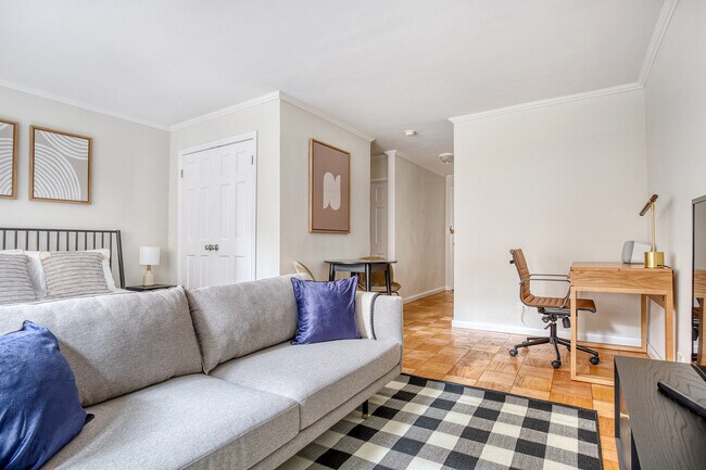 Building Photo - 210 W 89th St