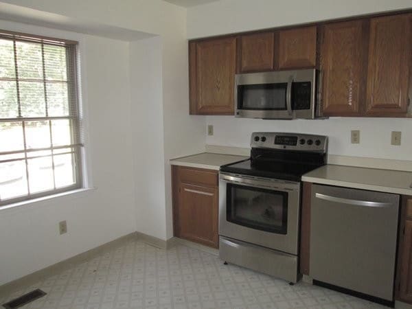 Building Photo - Lovely 2 bedroom, 2.5 bath townhome