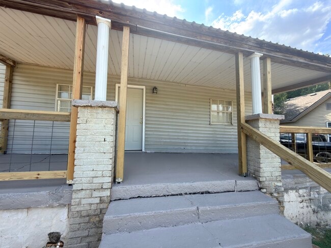 Building Photo - 317 N Canadian Ave
