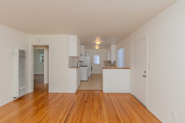 Foto del edificio - Spacious 2 bedroom / 1 bath home in Pacific Beach / Crown Point!