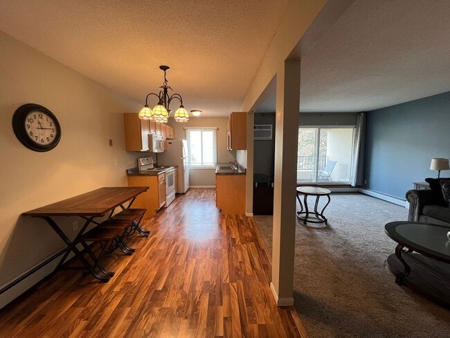 Building Photo - 1 bed, 1 bath close proximity to downtown!