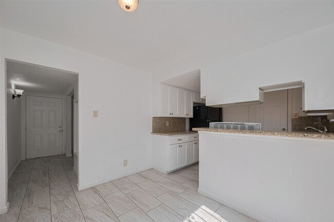 Foto del edificio - 8406 Banting St