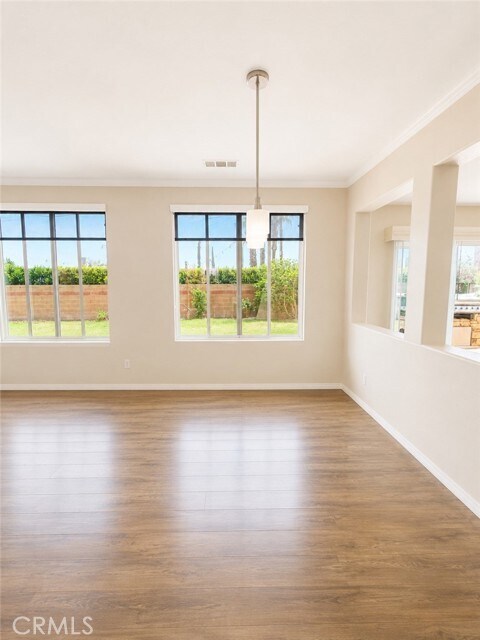 Foto del edificio - 1695 N Larkspur Ln