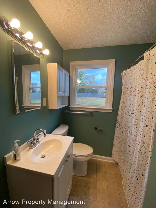 Building Photo - 3 br, 1 bath House - 2320 Maplecrest Dr