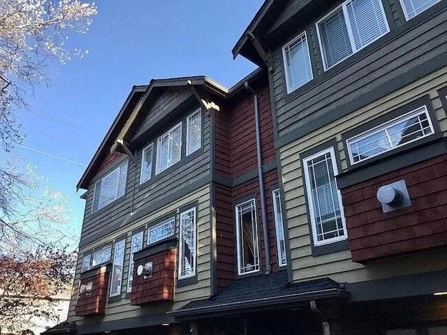 Building Photo - Appealing 2 bed / 1.5 bath townhouse in Greenwood/N Seattle with wood flooring