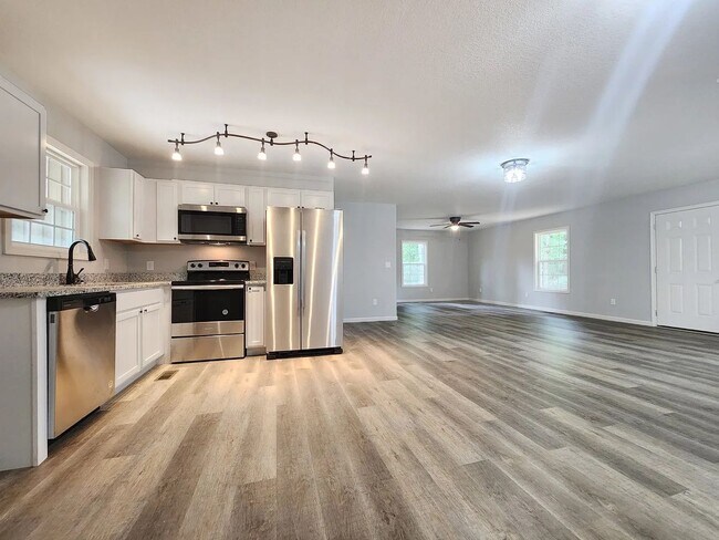 Foto del edificio - Stunning 3-Bedroom All-Brick Home with New Appliances & Large Deck in Kodak, TN