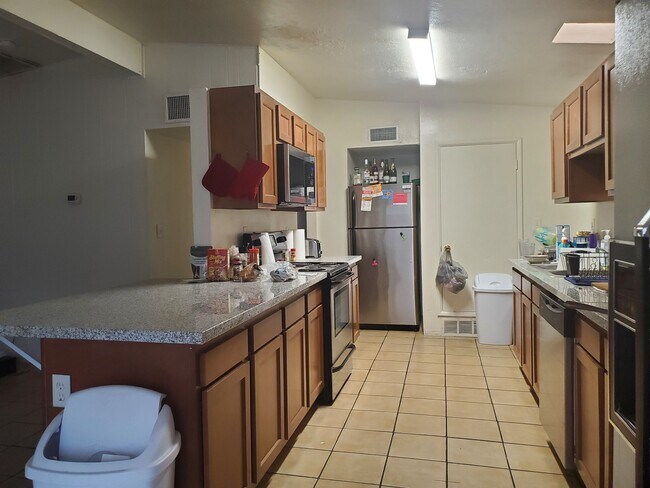 Kitchen - 846 E Waverly St
